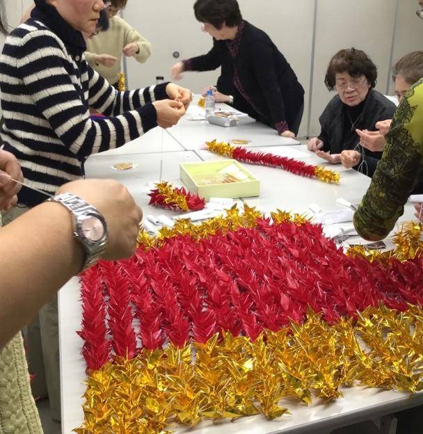 張國榮離世16年，歌迷製作千紙鶴悼念「哥哥」，但沒想到現奇跡出現了，網友：【哥哥有在看】