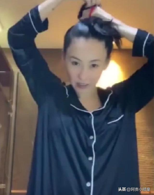 張柏芝穿睡衣直播卸妝，毛孔痕跡看的一清二楚，這才是素顏女神！