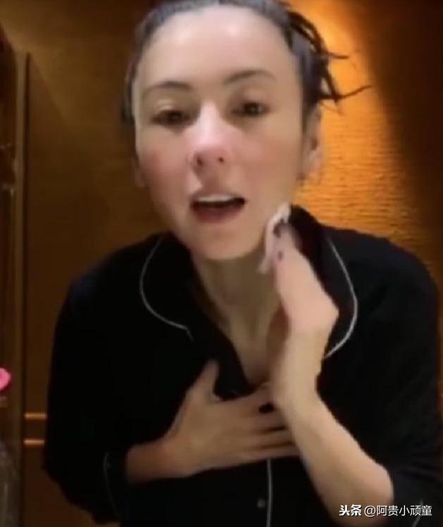 張柏芝穿睡衣直播卸妝，毛孔痕跡看的一清二楚，這才是素顏女神！
