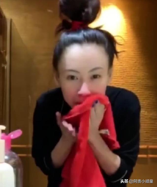 張柏芝穿睡衣直播卸妝，毛孔痕跡看的一清二楚，這才是素顏女神！
