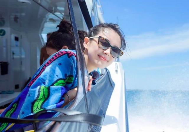 章子怡嫌小女兒醒醒長得丑，見女兒第一反應：抱錯了吧！