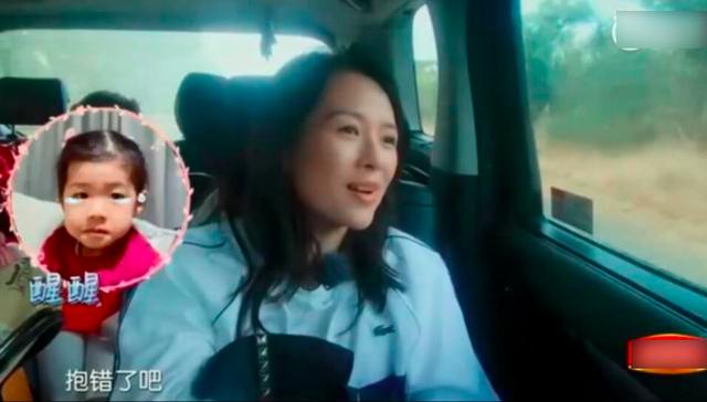 章子怡嫌小女兒醒醒長得丑，見女兒第一反應：抱錯了吧！