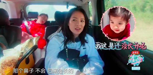 章子怡嫌小女兒醒醒長得丑，見女兒第一反應：抱錯了吧！