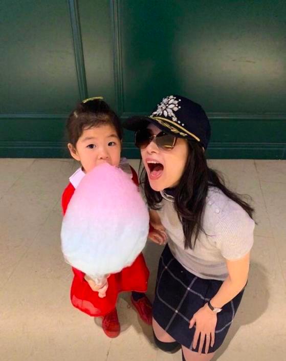 章子怡嫌小女兒醒醒長得丑，見女兒第一反應：抱錯了吧！