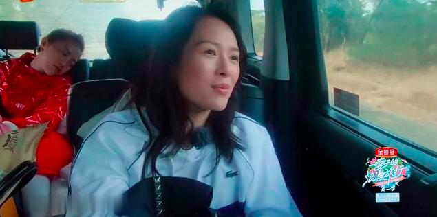 章子怡嫌小女兒醒醒長得丑，見女兒第一反應：抱錯了吧！