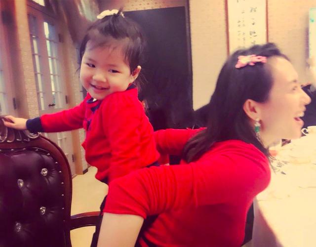 章子怡嫌小女兒醒醒長得丑，見女兒第一反應：抱錯了吧！