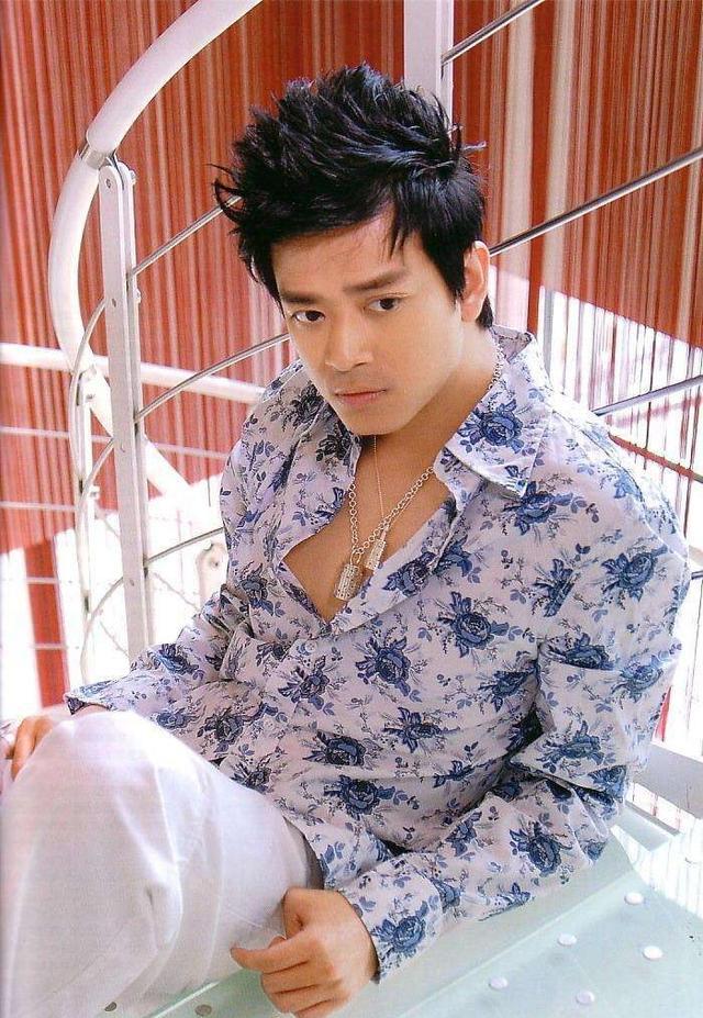 他被稱為香港四大天王接班人，吳京給他當配角，如今44歲顏值不再!