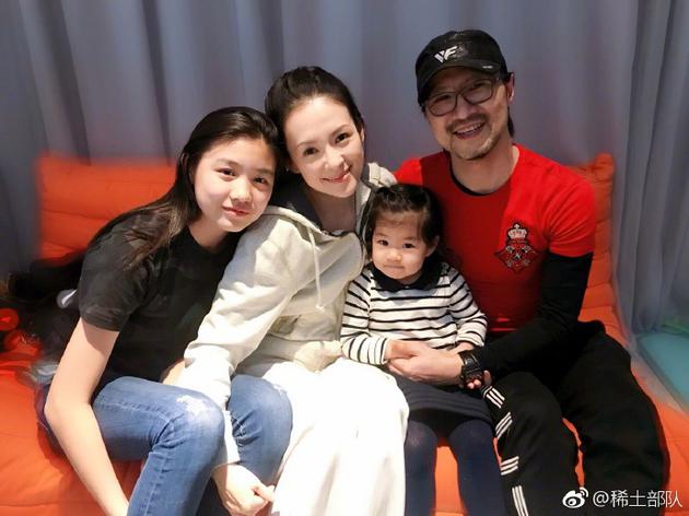【汪峰大女兒越長越漂亮!】及肩短髮超仙氣,躺浴缸里秀長腿美炸天,沒想到側臉竟神似章子怡!
