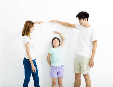  7歲韓國女孩被稱天使臉，擁有30萬的粉絲，經紀公司願意等她十年，看到媽媽側臉果斷不等了