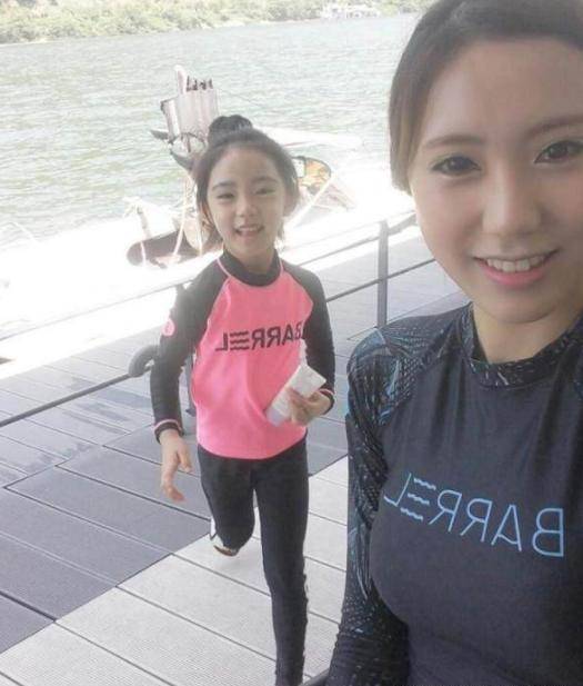  7歲韓國女孩被稱天使臉，擁有30萬的粉絲，經紀公司願意等她十年，看到媽媽側臉果斷不等了