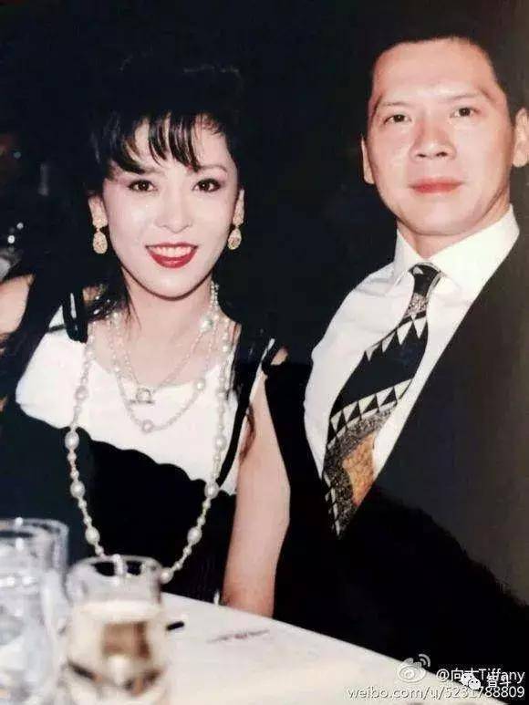 向華強有錢有顏值，為什麼專寵向太30年？那你就看看向太太年輕的照片吧 