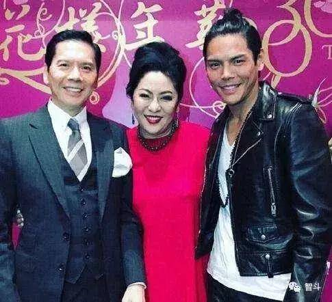 向華強有錢有顏值，為什麼專寵向太30年？那你就看看向太太年輕的照片吧 