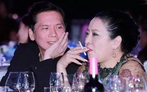 向華強有錢有顏值，為什麼專寵向太30年？那你就看看向太太年輕的照片吧 