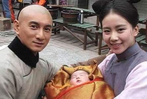劉詩詩懷孕6個月後首露面，短髮難掩富態雙下巴，笑得很幸福！