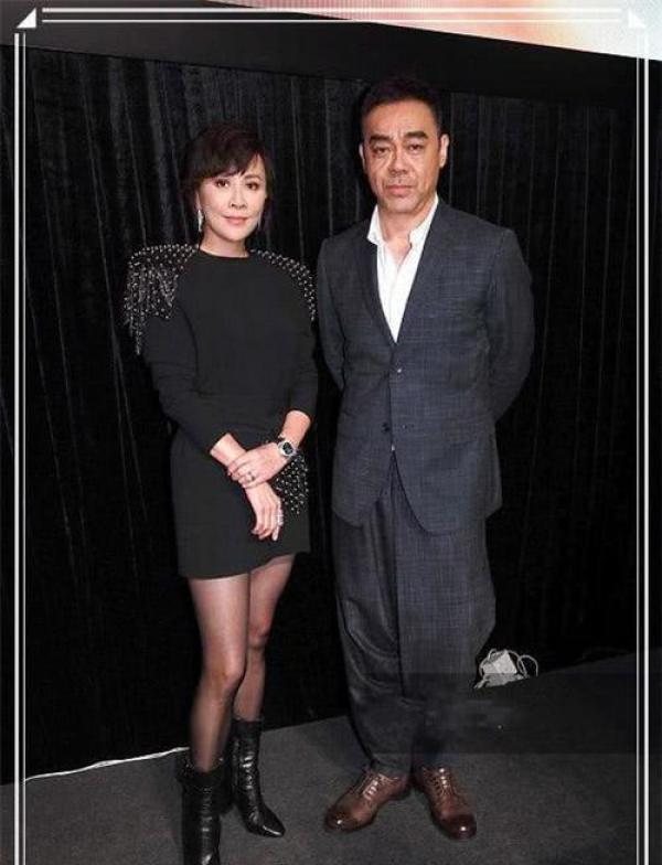 劉嘉玲是53歲，吳君如也是53歲，二人同台現身，差距讓人唏噓！