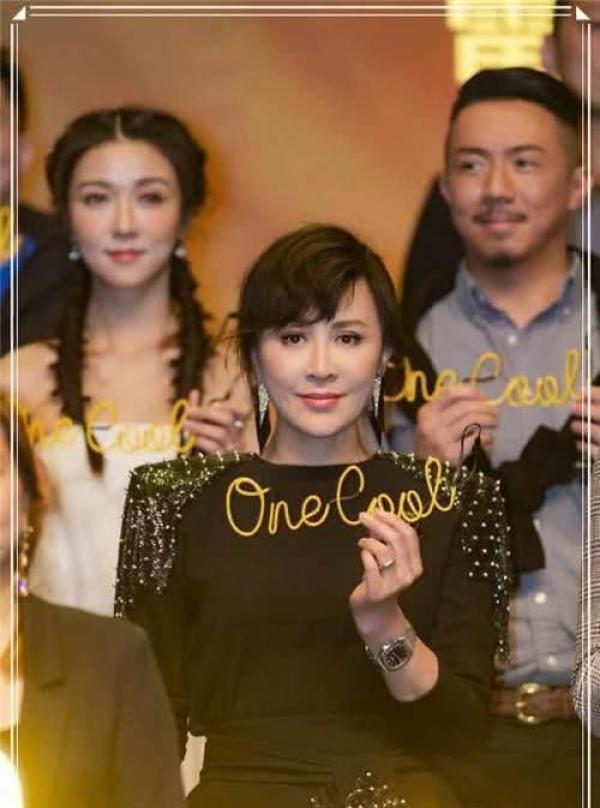 劉嘉玲是53歲，吳君如也是53歲，二人同台現身，差距讓人唏噓！
