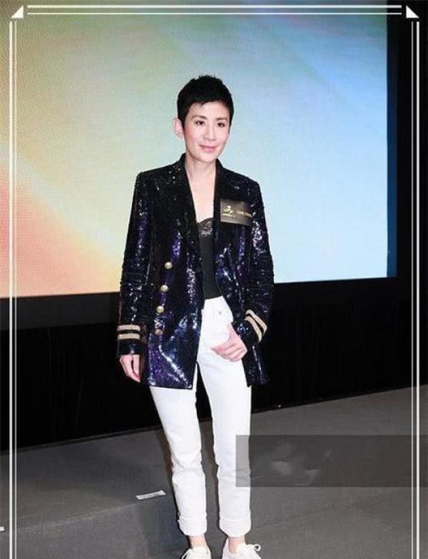 劉嘉玲是53歲，吳君如也是53歲，二人同台現身，差距讓人唏噓！