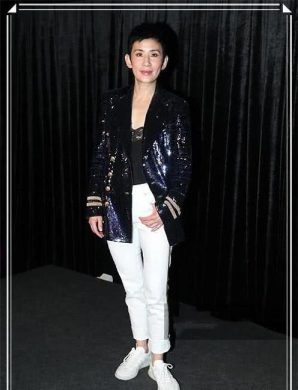 劉嘉玲是53歲，吳君如也是53歲，二人同台現身，差距讓人唏噓！
