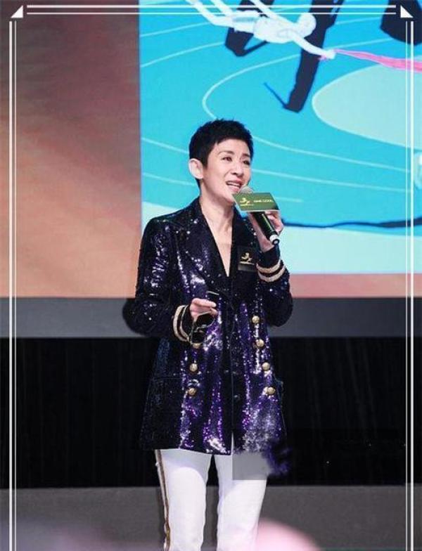 劉嘉玲是53歲，吳君如也是53歲，二人同台現身，差距讓人唏噓！