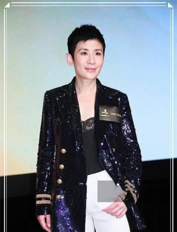 劉嘉玲是53歲，吳君如也是53歲，二人同台現身，差距讓人唏噓！