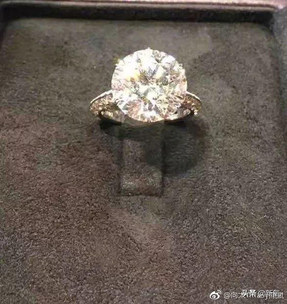 被向太拖進豪門的郭碧婷因800萬鑽戒被酸了？向佐回復甜炸了！