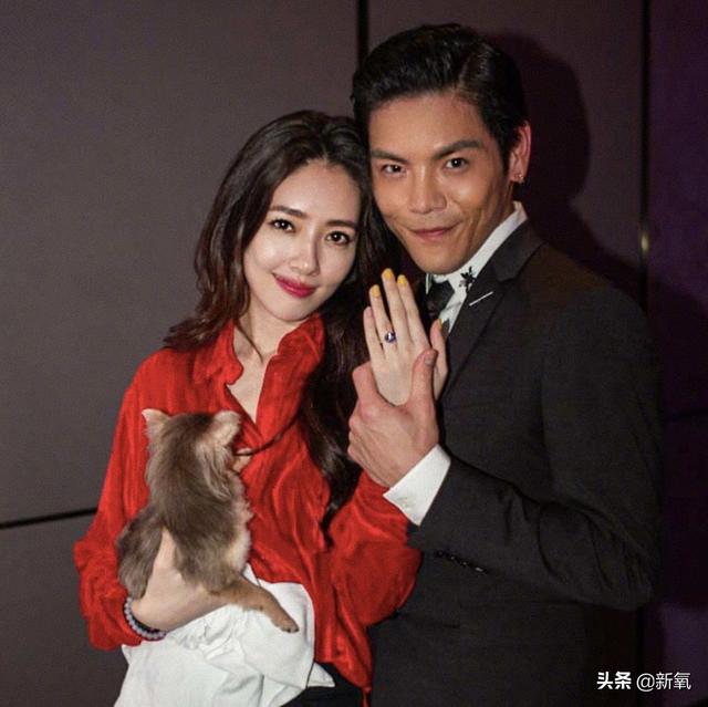 被向太拖進豪門的郭碧婷因800萬鑽戒被酸了？向佐回復甜炸了！