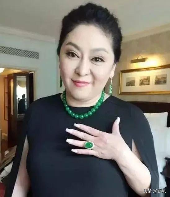被向太拖進豪門的郭碧婷因800萬鑽戒被酸了？向佐回復甜炸了！