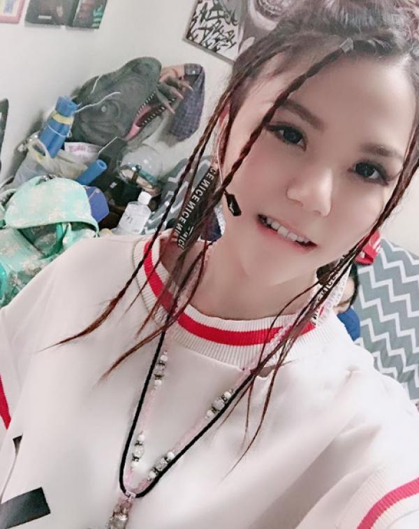 小鄧紫棋「蕾菈」曬絕美「全裸床照」　腰臀曲線逆天：只有自己能超越自己