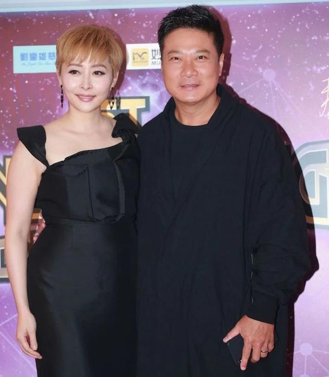 眾星亮相慈善晚會，女星服裝質感廉價，宣萱驚現麒麟臂鄭秀文嚇人！