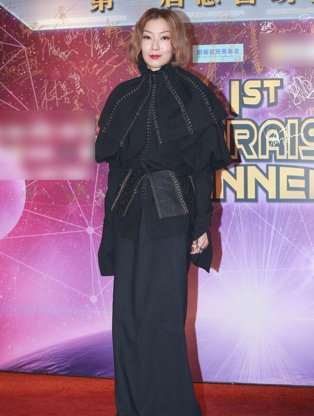 眾星亮相慈善晚會，女星服裝質感廉價，宣萱驚現麒麟臂鄭秀文嚇人！