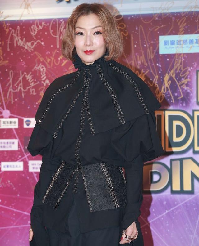 眾星亮相慈善晚會，女星服裝質感廉價，宣萱驚現麒麟臂鄭秀文嚇人！