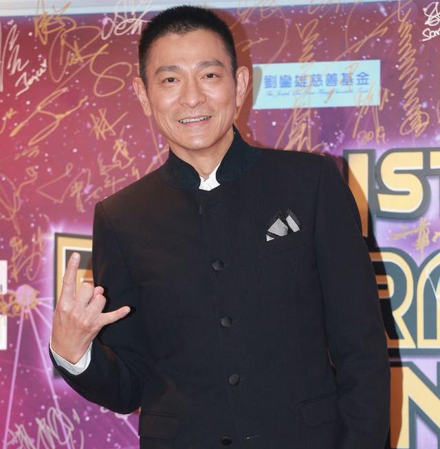 眾星亮相慈善晚會，女星服裝質感廉價，宣萱驚現麒麟臂鄭秀文嚇人！