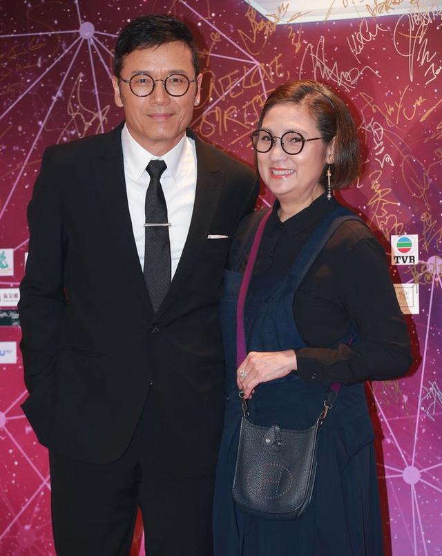 眾星亮相慈善晚會，女星服裝質感廉價，宣萱驚現麒麟臂鄭秀文嚇人！