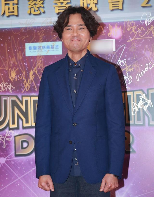 眾星亮相慈善晚會，女星服裝質感廉價，宣萱驚現麒麟臂鄭秀文嚇人！