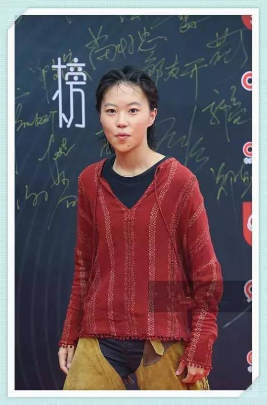 竇靖童瘋了吧！這種褲子也敢穿上台，網友：幸好你媽媽是王菲...！
