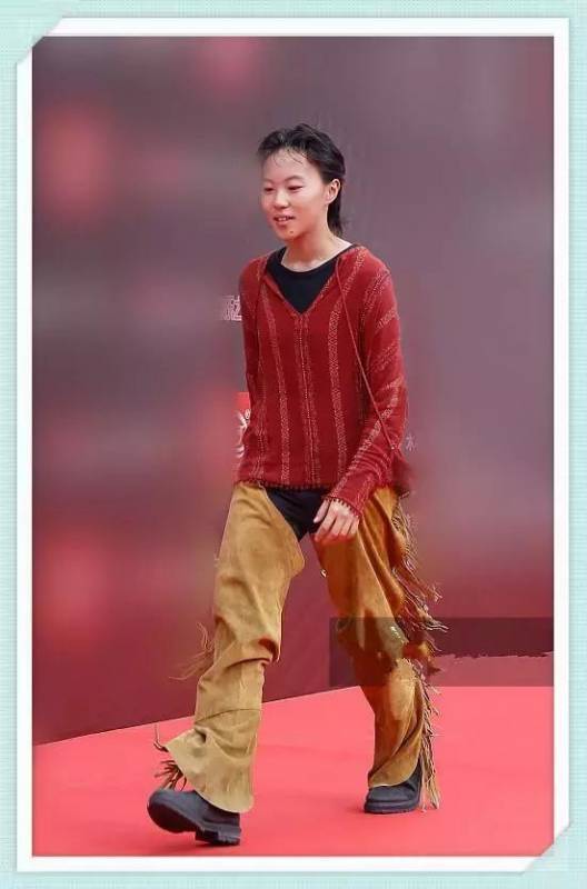 竇靖童瘋了吧！這種褲子也敢穿上台，網友：幸好你媽媽是王菲...！