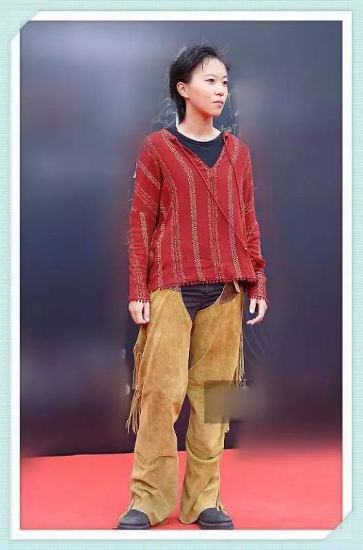 竇靖童瘋了吧！這種褲子也敢穿上台，網友：幸好你媽媽是王菲...！