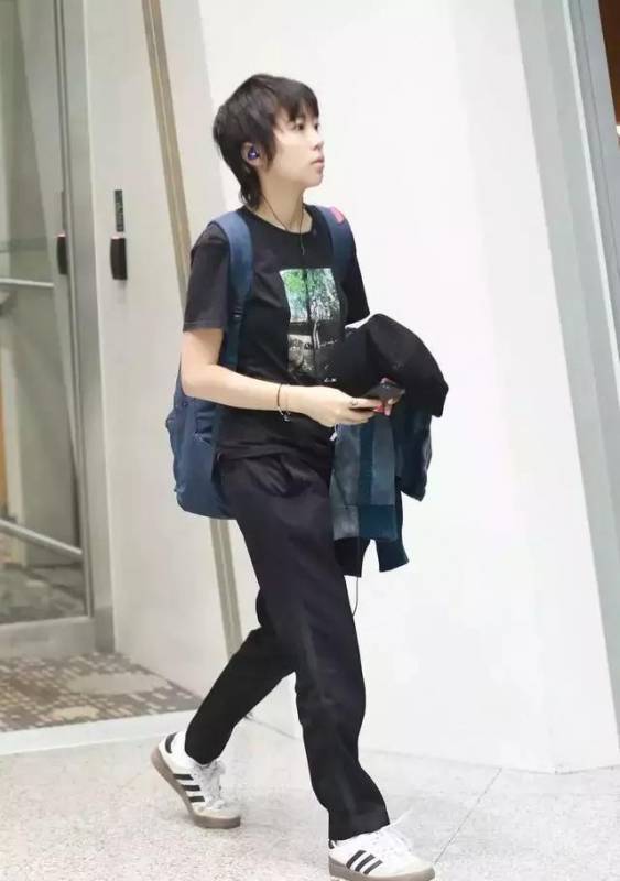 竇靖童瘋了吧！這種褲子也敢穿上台，網友：幸好你媽媽是王菲...！