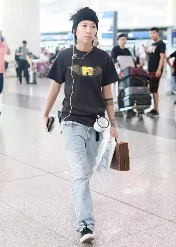 竇靖童瘋了吧！這種褲子也敢穿上台，網友：幸好你媽媽是王菲...！