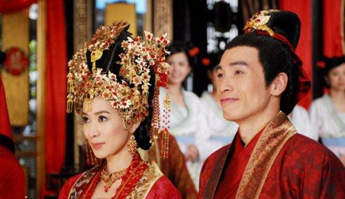 她嫁給TVB鑽石王老五，生三胎婚姻穩固，夫妻二人出門都膩歪！