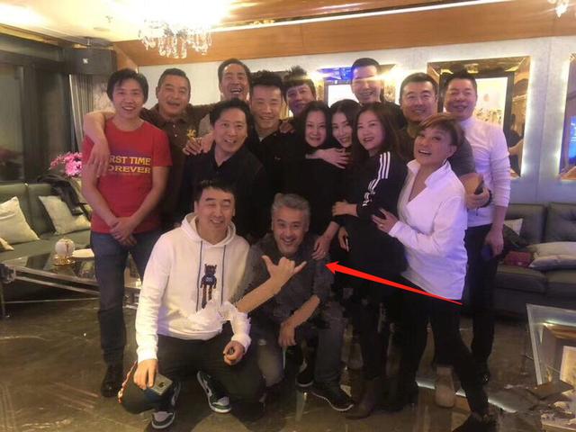 吳秀波近照曝光！身材發福頭髮灰白，雅痞大叔已變慈祥爺爺！