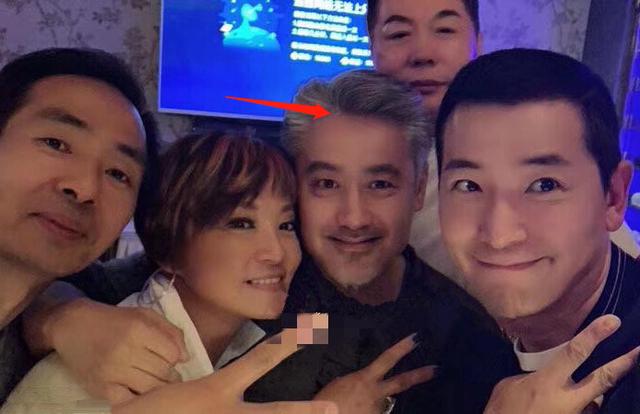 吳秀波近照曝光！身材發福頭髮灰白，雅痞大叔已變慈祥爺爺！