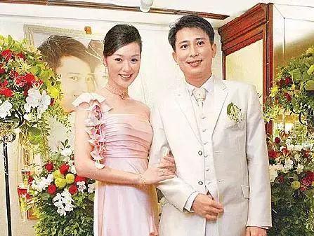 她也玩完了！一連被爆4個男友，原來都是假清純！可惜他卻愛上了渣男