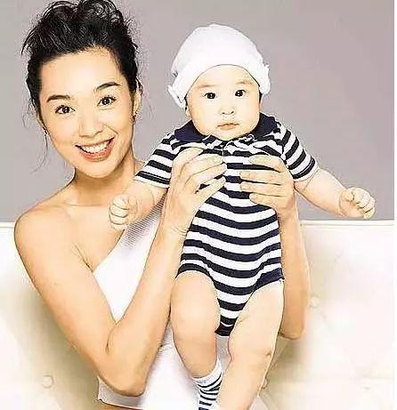 她也玩完了！一連被爆4個男友，原來都是假清純！可惜他卻愛上了渣男