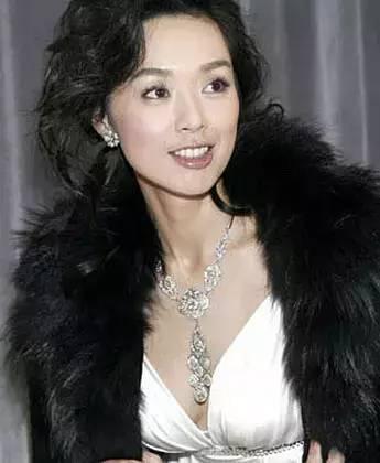 她也玩完了！一連被爆4個男友，原來都是假清純！可惜他卻愛上了渣男