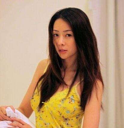  女星遭51歲富商男友家暴，打成腦震蕩頭骨骨折還吐血慘不忍睹！