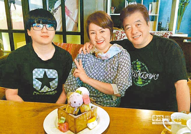 林在培妻被宣告剩4個月！ 他砸800萬「賣命救妻」 一夜白髮在病房崩潰：他給我第二次生命