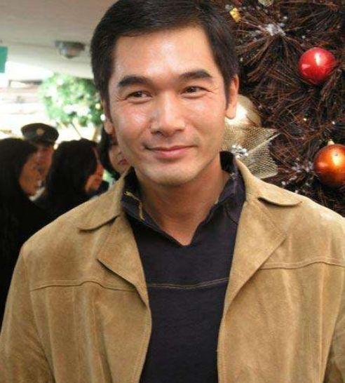 方中信50歲老婆曝光，原來是我們熟悉的她，網友：可惜了男神