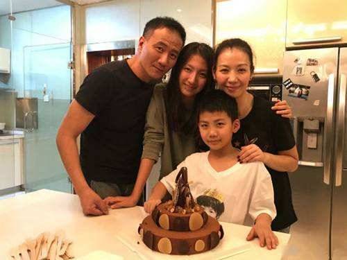 52歲劉嘉玲終於喜當媽媽，小傢伙比梁朝偉還帥氣，網友：祝福！