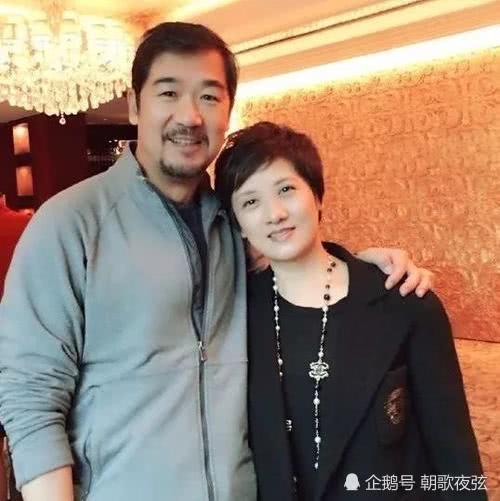 收養孤兒的4個明星，她是最悲劇的，收養的女兒卻搶了自己丈夫